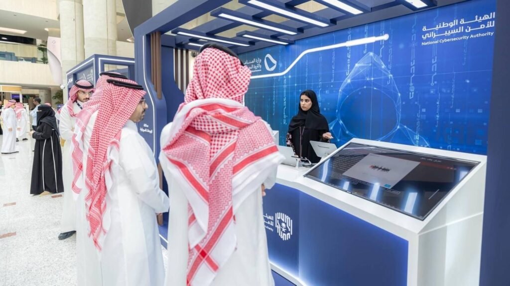 خبراء لـ “الاقتصادية”: التهديدات السيبرانية توازي التحديات المالية التقليدية خبراء لـ “الاقتصادية”: التهديدات السيبرانية توازي التحديات المالية التقليدية
