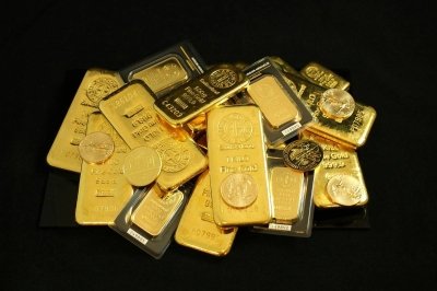 الذهب يتراجع وسط حالة من الحذر قبل اجتماع المركزي الأمريكي